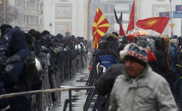 УЛИЦА ЧУВА УСТАВ: Протести испред парламента у Скопљу